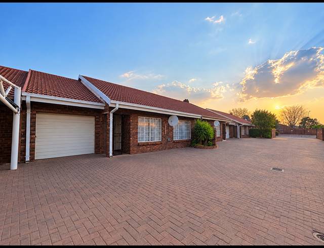 2 BEDROOM TOWNHOUSE FOR SALE IN WALDRIFT